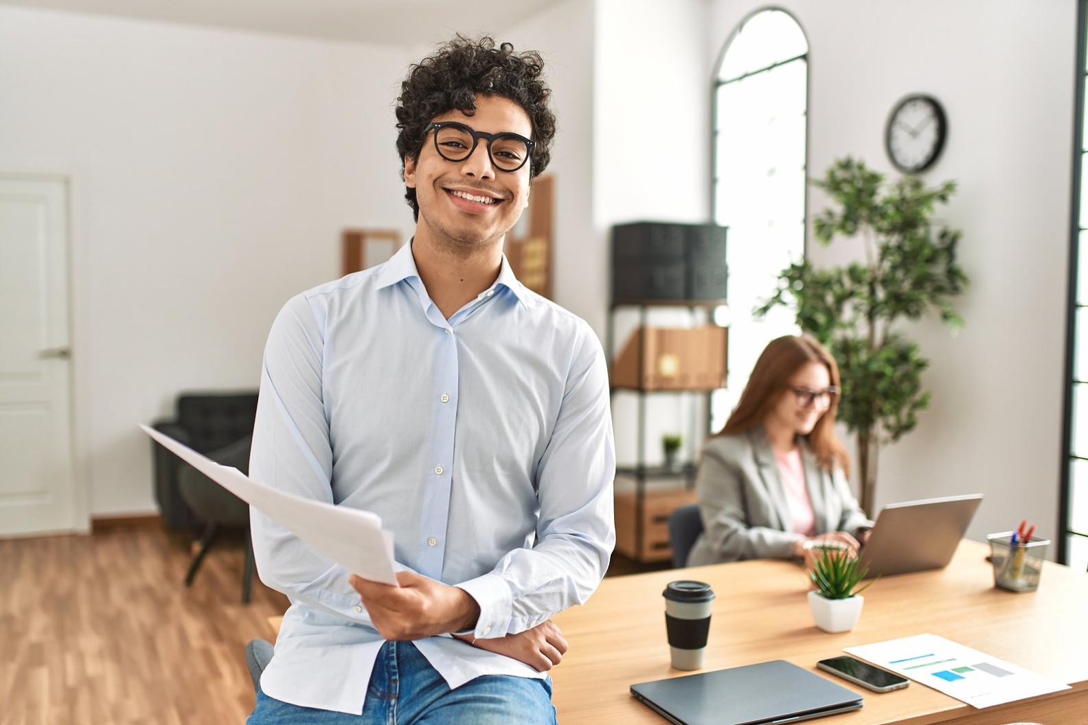 Estudiante internacional trabajando en análisis presupuestario con metodología ABB
